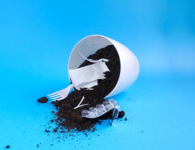 Topraktaki çöpler. Beyaz tencerede plastik