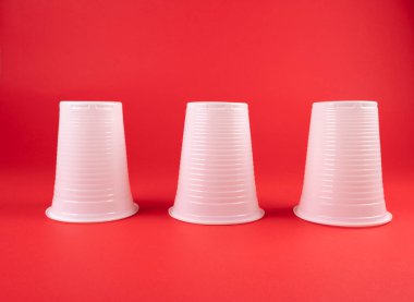 Üç beyaz bardak. Dikkatliliğini kontrol et. Ögeyi gizle