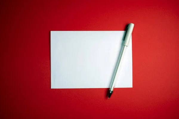 Белый Лист Бумаги Ручка Красном Фоне Свободное Место Место Текста — стоковое фото