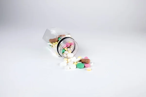 Черная Бутылка Белыми Таблетками Белом Фоне Наркотики Человеческая Зависимость Плохие — стоковое фото