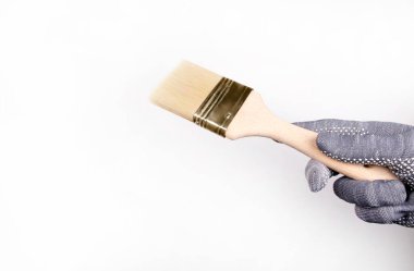 Eldivenli bir el temiz bir fırça tutar.