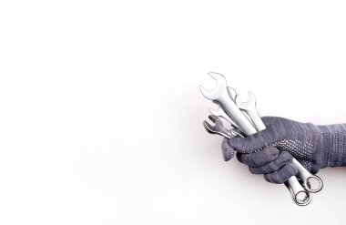 Elinde bir sürü anahtar var. Araba tamiri. Hizmetteki ekipman onarımı