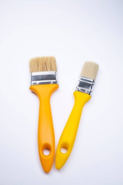 Beyaz arka planda temiz fırçalar, dikey olarak yatar