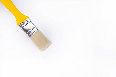 Beyaz arka planda boş fırça, boş alan. Metin için yer.