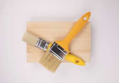 Tahta blok, beyaz arka planda fırçalar.