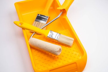 Boya silindiri, boya tepsisi, beyaz arka planda temiz fırçalar. Resim aletleri. Constuction araçları