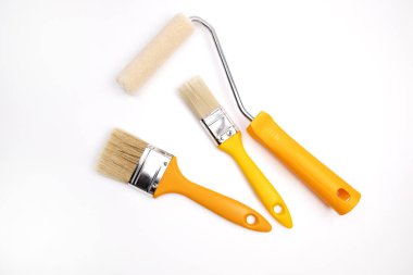 Boya silindiri, beyaz arka planda temiz fırçalar. Resim aletleri. Constuction araçları