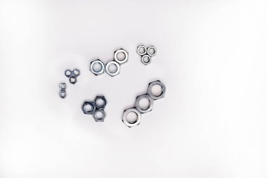 Beyaz arka planda bir sürü farklı vida var. Ekipman onarımı ve inşaatı