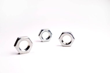 Beyaz arka planda üç vida, boş alan