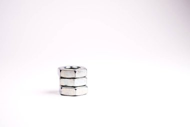 Üç vida. Vidalar piramidi, boş alan. Mesajın için yer aç. Araç seçimi. Onarım ve inşaat