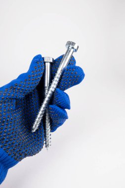 Beyaz bir arka planda kendi kendine dokunan iki vida.