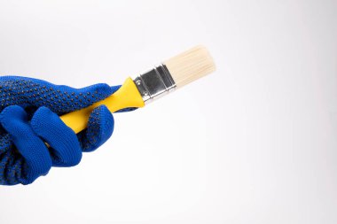 beyaz zemin üzerine fırça ile el