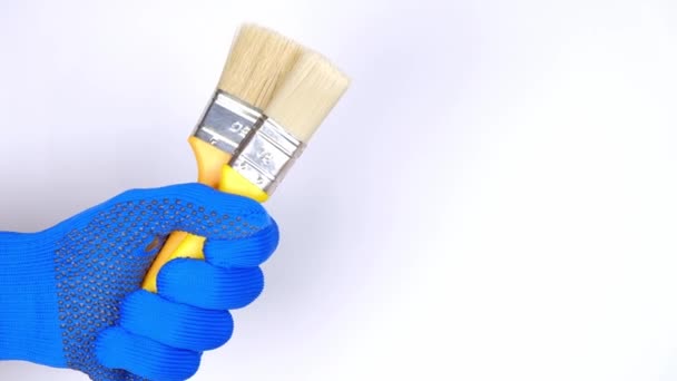 Duas Escovas Tinta Limpa Fundo Cinza Uma Mão Uma Luva — Vídeo de Stock