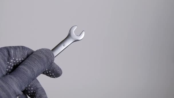 Schraubenschlüssel Der Hand Auf Grauem Hintergrund Hand Hält Einen Schraubenschlüssel — Stockvideo