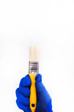 Sarı saplı, küçük, temiz boya fırçası. Beyaz arkaplanda boya fırçası
