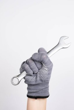 Beyaz arka planda el ele tutuşun. Tamir için hazırlık. Araba servisi, araba tamiri.