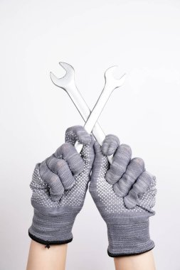 Beyaz arka planda anahtarlar. Elleri anahtar tutuyor. Anahtardan yapılmış haç. Gitmeye hazır.