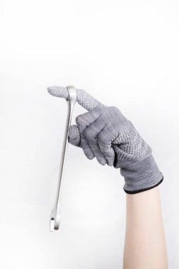 Beyaz bir arka plan çiz. İngiliz anahtarı parmağında asılı. İktidar sorunu. Üreme sisteminin çalışması