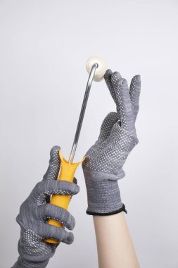 Beyaz arka planda boya silindiri. Tamir aletleri seçimi. Boya silindiri seçimi. Kolay onarım.