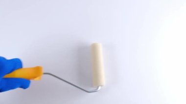 Beyaz arka planda fırça seti. Bir erkek bir araç seçer. Parmaklar elleri gösteriyor.