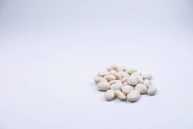 Beyaz kaşıklı bir kase karabuğday. Güzel yemek. Mısır gevreği kültürü