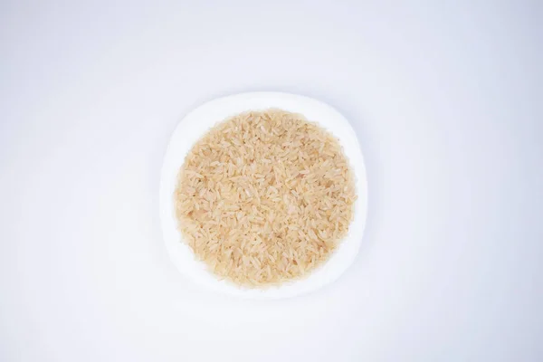 米在白色的盘子在白色的背景上 顶部的视图 选择饭食 选择米饭做寿司 健康的谷物 健康食品 — 图库照片