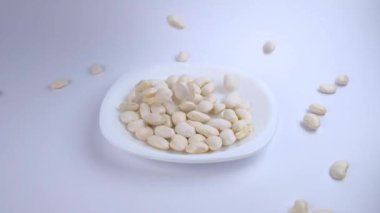 Beyaz tabakta kayısı. Beyaz kayısı tabağa düştü. İyi hasat