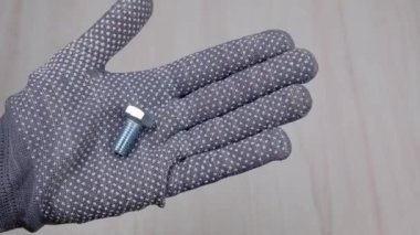 El fırçaları tutar. Parmak fırçayı gösteriyor. Onarım aracı seçimi