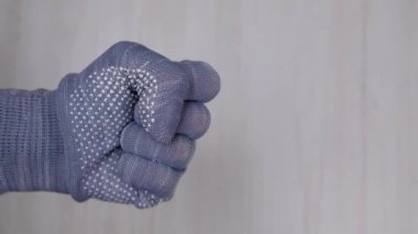 El fırçaları tutar. Parmak fırçayı gösteriyor. Onarım aracı seçimi