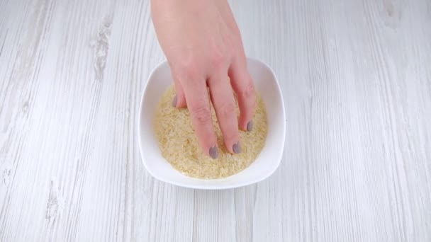 Reis Einem Weißen Teller Auf Dem Tisch Die Hand Einer — Stockvideo