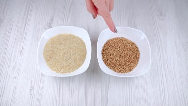 Ženská Ruka Vybírá Mezi Rýží Pohankou Žena Vybrala Rýži Rýže — Stock video