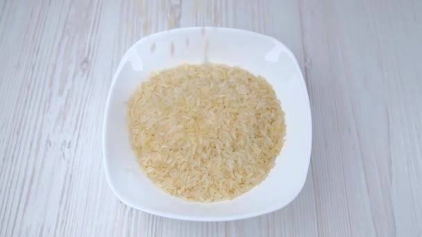 Rýže Nalije Bílé Mísy Rýže Padá Shora Kultura Obilí Užitečné — Stock video