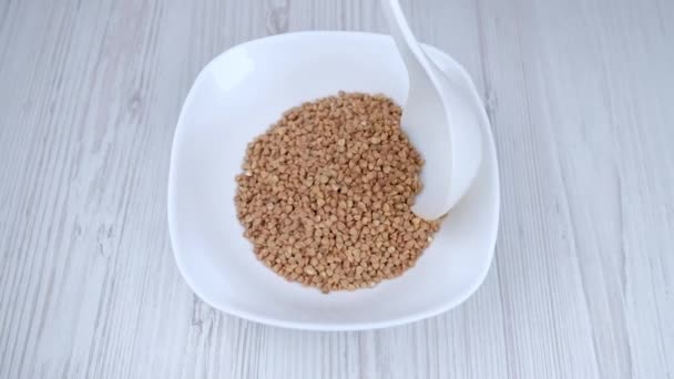 Buckwheat Dalam Mangkuk Putih Atas Meja Setengah Putih Berjalan Soba — Stok Video
