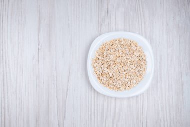 Masadaki beyaz tabakta yulaf ezmesi. Sağlıklı yiyecekler. Kahvaltı için yemek. Kahvaltı.