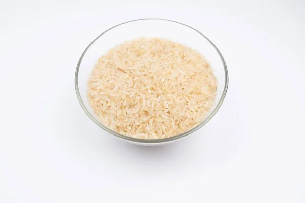 在白色背景下隔离的玻璃碗中的米 厨房里的饭 — 图库照片