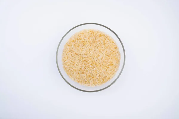 在白色背景下隔离的玻璃碗中的米 厨房里的饭 — 图库照片