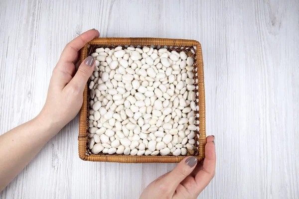 Mujer Preparando Judía Blanca Mesa — Foto de Stock