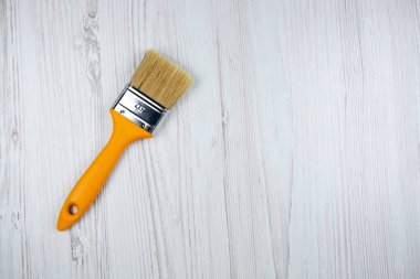 Masadaki boya fırçası, boş yer. Turuncu saplı büyük fırça
