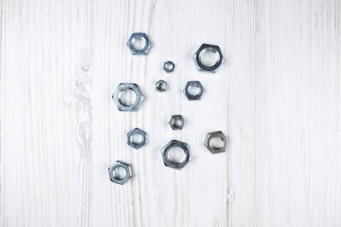 Dişi vidalar masanın üstünde