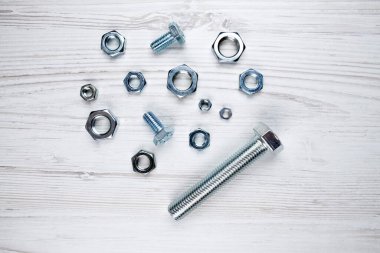 Dişi vida somun anahtarı masanın üzerinde farklı boyutlarda.