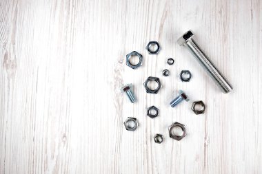 Dişi vida somun anahtarı masanın üzerinde farklı boyutlarda.