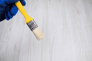 Elinde küçük temiz boya fırçası