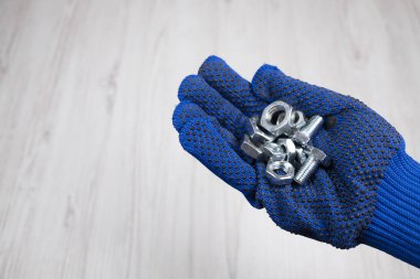 Cıvatalar ve dişiler el ele tutuşur. Eldiven tutan civata ve dişi vida