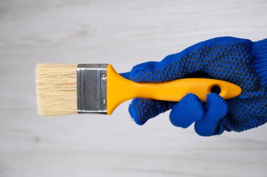Elinde temiz boya fırçası