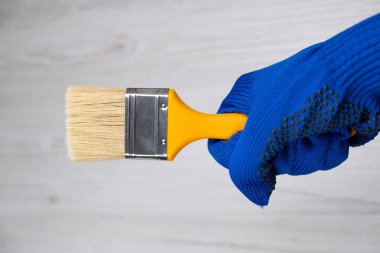 Elinde temiz boya fırçası