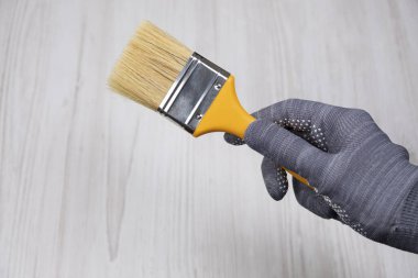 Elinde küçük temiz boya fırçası