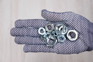 Cıvatalar ve dişiler el ele tutuşur. Eldiven tutan civata ve dişi vida