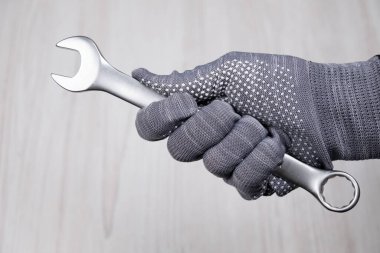 İngiliz anahtarı elinde. Onarım için araçlar