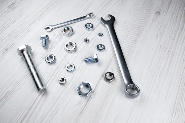 Dişi vida somun anahtarı masanın üzerinde farklı boyutlarda.