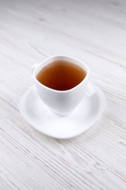 Küçük beyaz bardakta siyah çay, bir fincan çay, yakın plan..